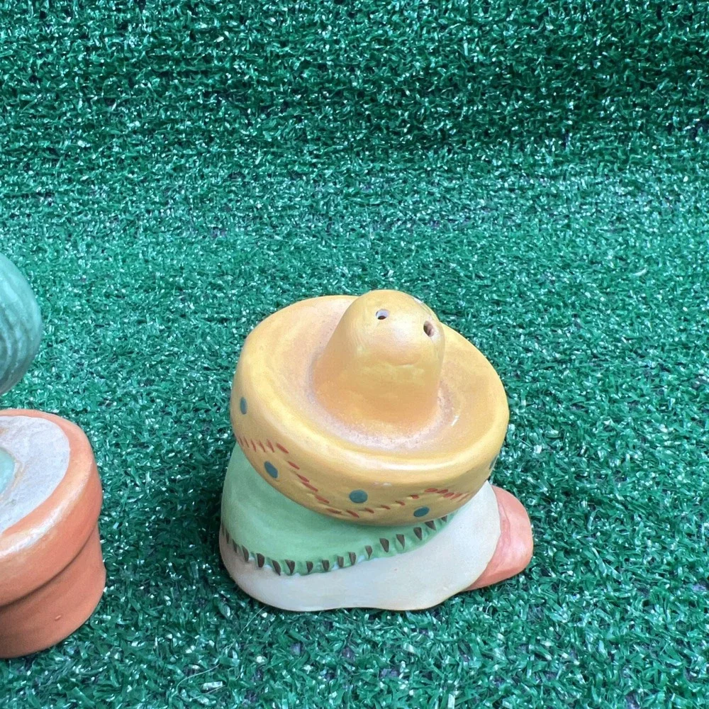 Vintage Senor‎ In Sombrero & Cactus Salt & Pepper Shakers Matte Finish 80's